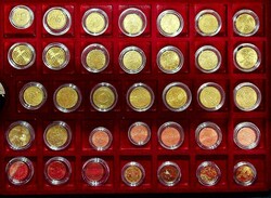 ca.1875/2010, Münzkoffer mit 94 Münzen und Medaillen, dabei einiges ...