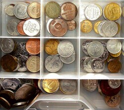 ca. 1950/2000, 4 Boxen mit Münzen aus aller Welt, teils nach ...