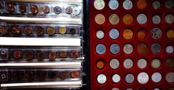 Große Kiste voll mit Münzen und Medaillen in Alben, Etuis, ...