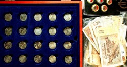 Große Kiste voll mit Münzen und Medaillen in Alben, Etuis, ...