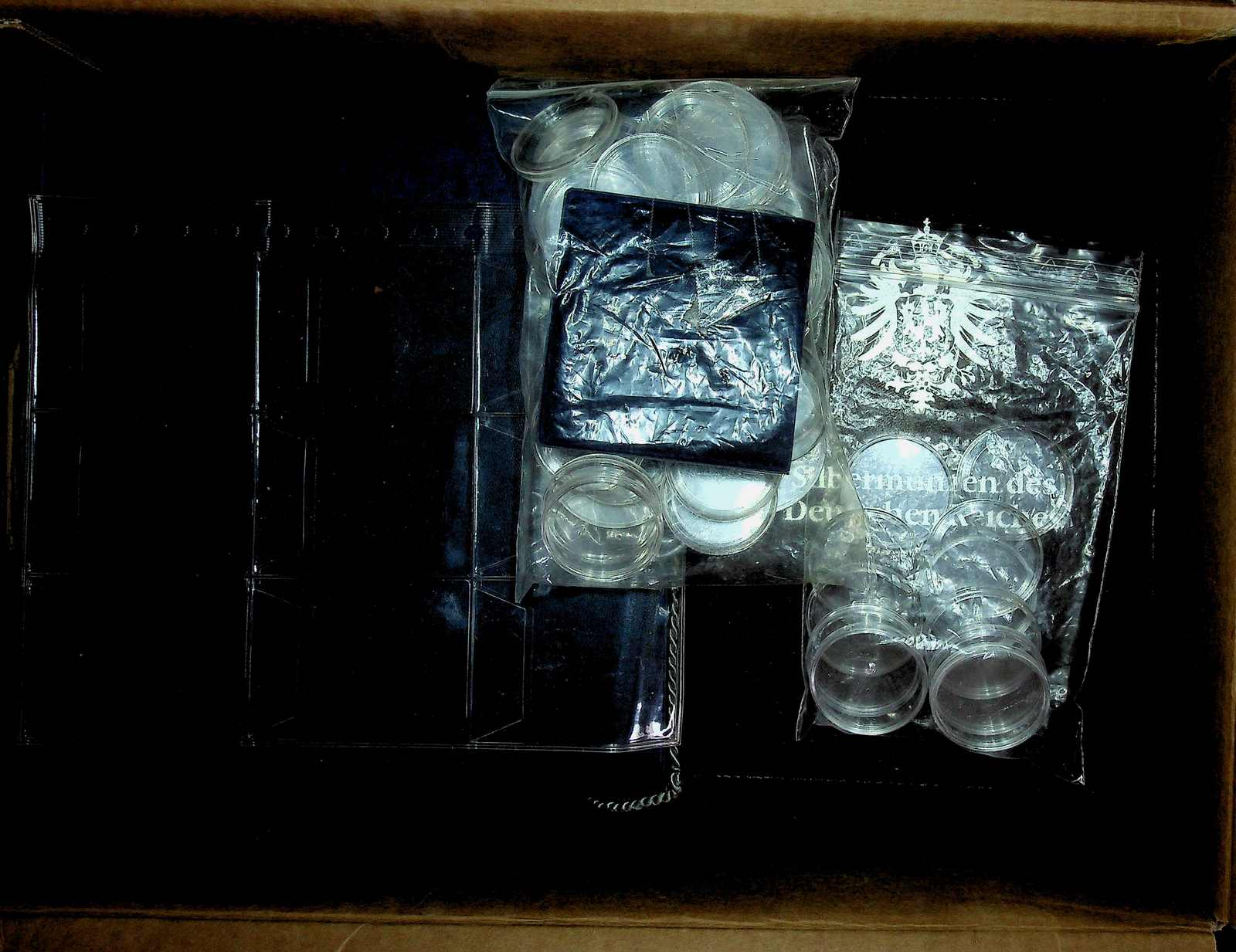 MÜNZEN, kleiner Karton mit mehreren Münzalben und weiterem ...