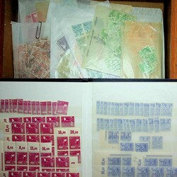 1947, 2 Steckbücher und Tüten mit umfangreichem, meist gest. ...