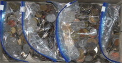 10 Kg. Münzen/Medaillen im Karton aus aller Welt