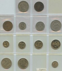 2 Alben mit Welt-Slg. 350 Münzen, nach Ländern sortiert, von alt ...