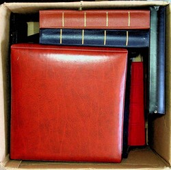 MÜNZEN, Karton mit mehreren Münzalben, Tablaren und weiterem ...