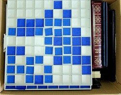 MÜNZEN, Karton mit knapp 12 Kg Zubehör, dabei Münzalben, Tablare ...