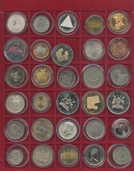 1937-ca. 2010, Posten im Münztablar mit 30 Münzen und Medaillien, ...