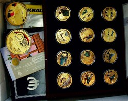 Lot mit Medaillien und Münzen, dabei San Marino 2 Euro 2005 im ...