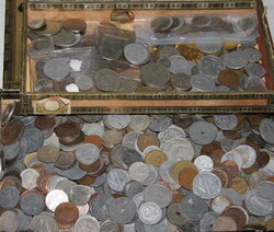 Lot mit ca. 4 kg. losen Münzen in 2 Zigarrenkisten, bunte Mischung, ...