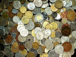 Alte Blechbüchse mit ca. 4 kg. Münzen und Medaillen aus aller Welt ...