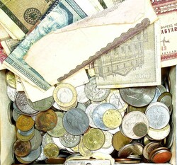 Schöne alte Metallkiste gefüllt mit Münzen und Medaillen aus aller ...