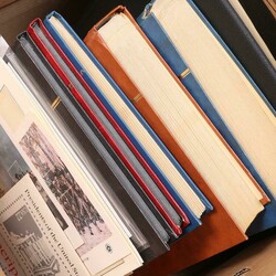 USA. Large coll. Pre-cancels in a box with approx. 3000-4000 copies. ...