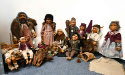 700.10: Dolls