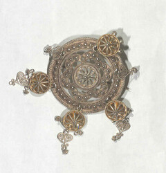 550.40: Jewelry, brooches and pins