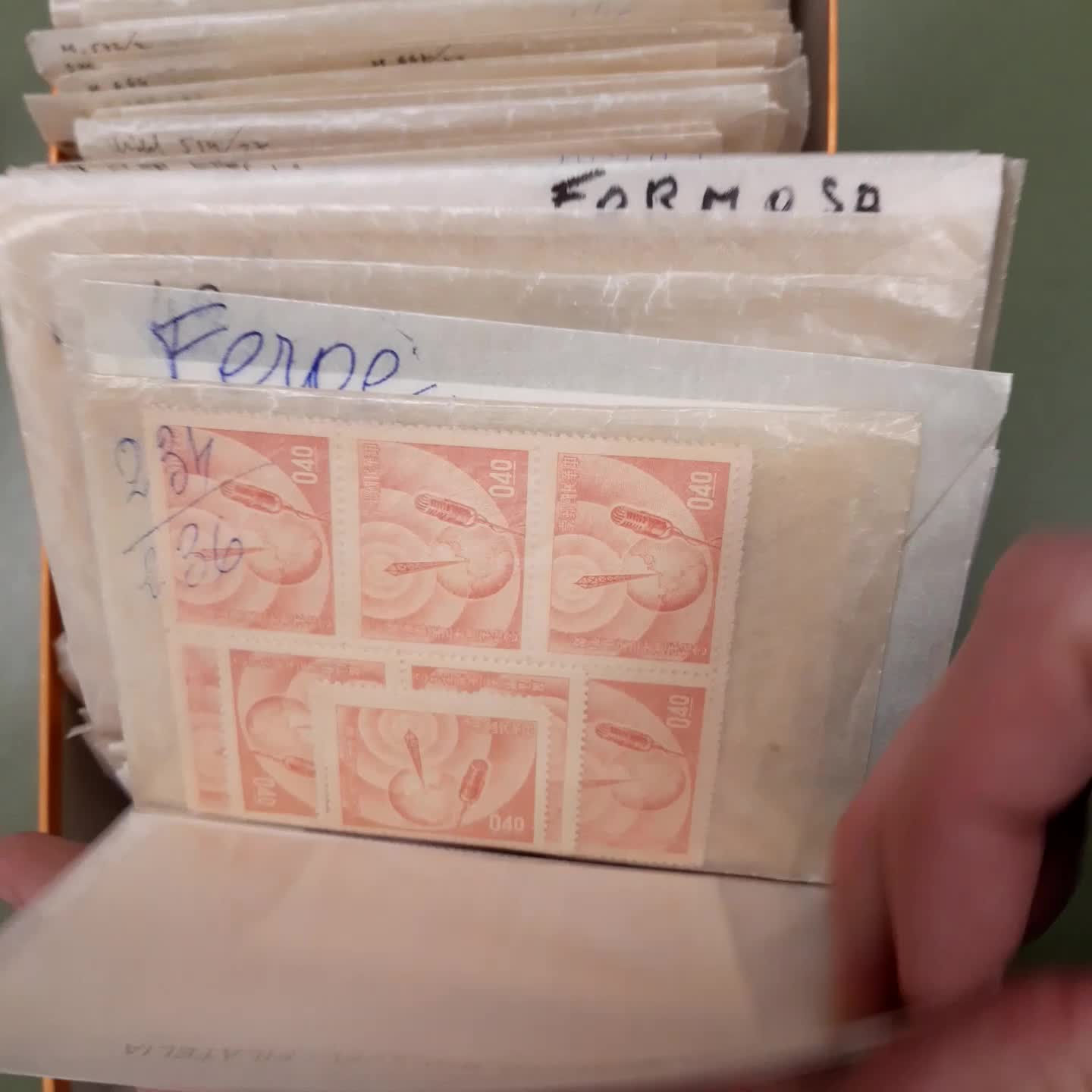 TAIWAN - schönes ** Tütenlager in 2 Schachteln, ab frühen Ausg. ...