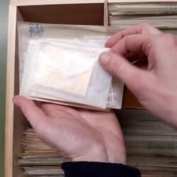 KONGO - ** Tütenlager in grosser Holzbox mit alten Frz.Kolonial-Ausg ...