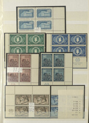 UNO NEW YORK - ** Slg. der Eckrand-4er-Blocks mit Rand-Emblemen im ...