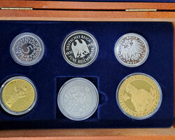 MÜNZEN - Schatulle mit 6 Medaillen, darunter Silber