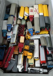 Konvolut Kunststoffautos ca. 150 Teile, meist Ende 2. Drittel 20. Jh. ...