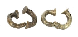 2 Manilen Tuareg, Nordafrika, 19./20. JH., Bronze, mit Gelenk, ...