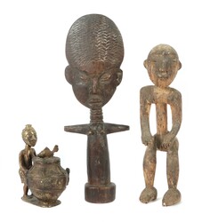 Drei Afrikanische Figuren Ghana, Elfenbeinküste u. a., 1x Akuaba ...