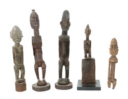 Fünf figürliche Schnitzarbeiten der Dogon Mali, aus Holz, 4 kleine ...