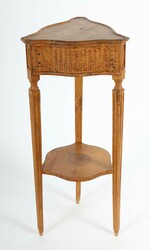 Dreipassiges Beistelltischchen um 1800, Esche, 3 spitz zulaufende ...
