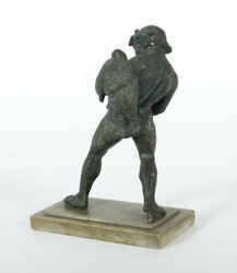 Bildhauer des 19./20. Jh. ''Trinkender Satyr'', Bronze patiniert, ...