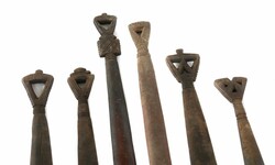 Sechs Zeltpflockstäbe Afrika, Holz geschnitzt, in variierenden ...