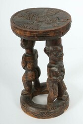 Karyatiden-Hocker Kamerun, Holz, ringförmiger Stand mit geschnitzten ...