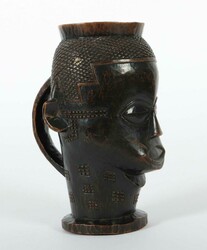 Palmweinbecher der Kuba DR Kongo, Holzbecher in Form eines Kopfes mit ...