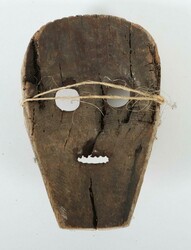 Maske der Lega DR Kongo, Holz, kaolinweißes Maskengesicht mit ...