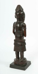 Figur eines Würdenträgers oder einer Gottheit wohl DR Kongo, Holz ...