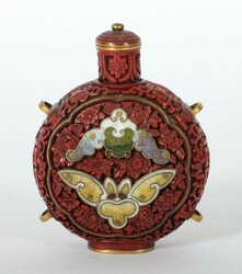 Rotlack-Snuff-Bottle China, 1. Hälfte 20. Jh., Metall, vergoldet, ...