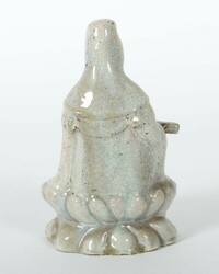 Sitzende Guanyin China, 19. Jh., Keramik, beiger Scherben, ...