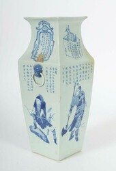 Vierkantvase China, 18. Jh., Weißporzellan mit Blaumalerei, ...