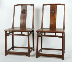 2 Jochlehn-Stühle mit Beistelltisch China, 20. Jh., Hartholz, ...