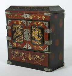 Japanisches Lackkästchen Mitte 20. Jh., Holz mit Lackarbeit, große ...