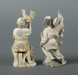 Zwei Okimono Japan, um 1900, Knochen, vollplastisch und detailreich ...