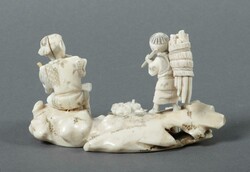 Okimono Japan, um 1900, Knochen, geschnitzt, Szene auf einem ...