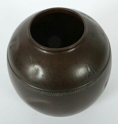 Ikebana-Vase mit Zikaden Japan, 19./20. Jh., Bronze, gezogene ...