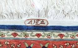 Signierter Hereke-Seidengebetsteppich mit Jagdszenen Türkei, um 1980 ...