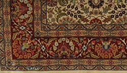 Signierter Hereke-Seidenteppich Türkei, um 1980, im äußeren ...