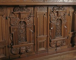 Kabinettschrank im Gesims dat. 1689, Nussbaum massiv, Unterbau mit ...
