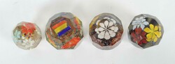 4 variierende Paperweights mit Blumen Wohl Böhmen, 1. Hälfte 20. Jh ...