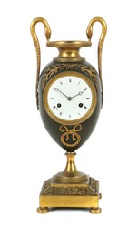 Empire-Vasenuhr 1. Drittel 19. Jh., Emaillezifferblatt mit römischen ...