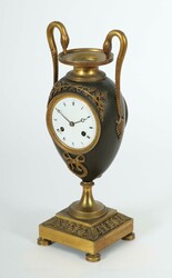 Empire-Vasenuhr 1. Drittel 19. Jh., Emaillezifferblatt mit römischen ...