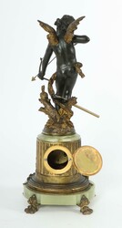 Kaminuhr mit Amorfigur Frankreich, 19. Jh., Emaillezifferblatt mit ...