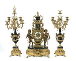 Lyra-Uhr mit Beistellern 20. Jh., Messingreliefzifferblatt mit ...