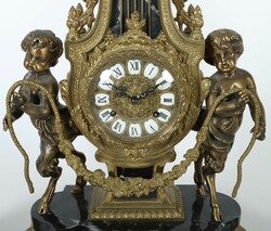 Lyra-Uhr mit Beistellern 20. Jh., Messingreliefzifferblatt mit ...